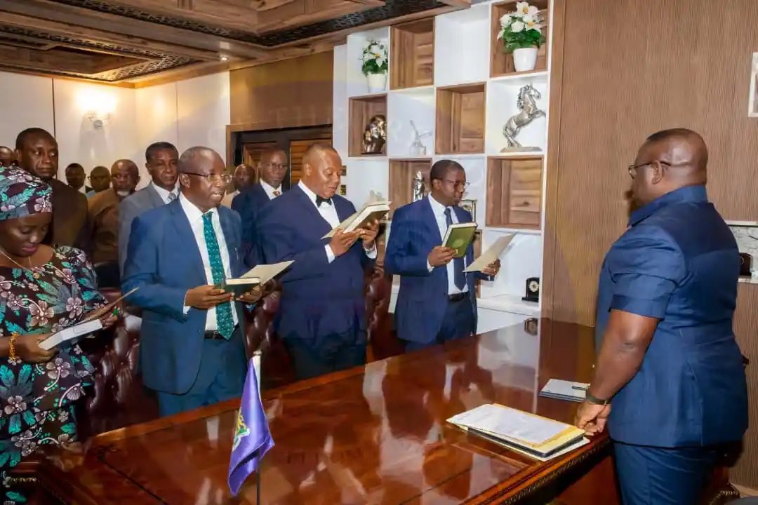 Presidency_SL's tweet photo. In continuing with his efforts to bring together competent hands towards delivering on his second term mandate, His Excellency @PresidentBio today administered the Oath of Office on four Deputy Ministers at the State House in Freetown. 

They included Deputy Minister of the Environment and Climate Change, Yema Mimi Soba-Stephens, Deputy Minister of Social Welfare, Mohamed Haji-Kella, Deputy Minister of Internal Affairs, Moriba Koroma and Deputy Minister of Mines and Mineral Resources, Umaru Napoleon Koroma.

The Deputy Ministers will join the newly inaugurated Cabinet of His Excellency towards consolidating the development gains of the last five years and delivering on the BIG FIVE National Development Priorities of the President. 

The four Deputy Ministers were charged by His Excellency to put in their best efforts in serving the people of Sierra Leone and leave enduring legacies in their respective Ministries.

#PresidencySL🇸🇱