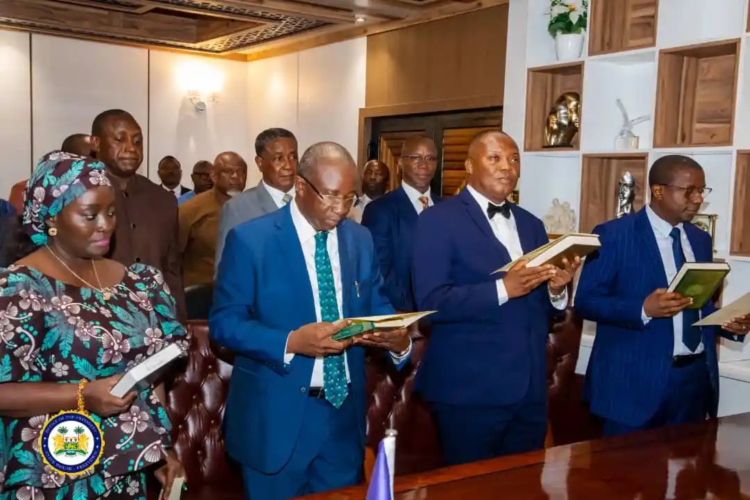 Presidency_SL's tweet photo. In continuing with his efforts to bring together competent hands towards delivering on his second term mandate, His Excellency @PresidentBio today administered the Oath of Office on four Deputy Ministers at the State House in Freetown. 

They included Deputy Minister of the Environment and Climate Change, Yema Mimi Soba-Stephens, Deputy Minister of Social Welfare, Mohamed Haji-Kella, Deputy Minister of Internal Affairs, Moriba Koroma and Deputy Minister of Mines and Mineral Resources, Umaru Napoleon Koroma.

The Deputy Ministers will join the newly inaugurated Cabinet of His Excellency towards consolidating the development gains of the last five years and delivering on the BIG FIVE National Development Priorities of the President. 

The four Deputy Ministers were charged by His Excellency to put in their best efforts in serving the people of Sierra Leone and leave enduring legacies in their respective Ministries.

#PresidencySL🇸🇱