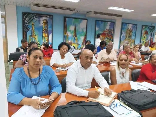 HernandezBl1's tweet photo. @CubaMined @Educa_Gtmo Excelente espacio sostuvimos hoy los educadores guantanameros con la Viceministra Cira y las autoridades del territorio, evaluando los aseguramientos para el inicio del curso escolar 2023-2024 .#VamosConTodo https://t.co/Nit8e1nUTe
