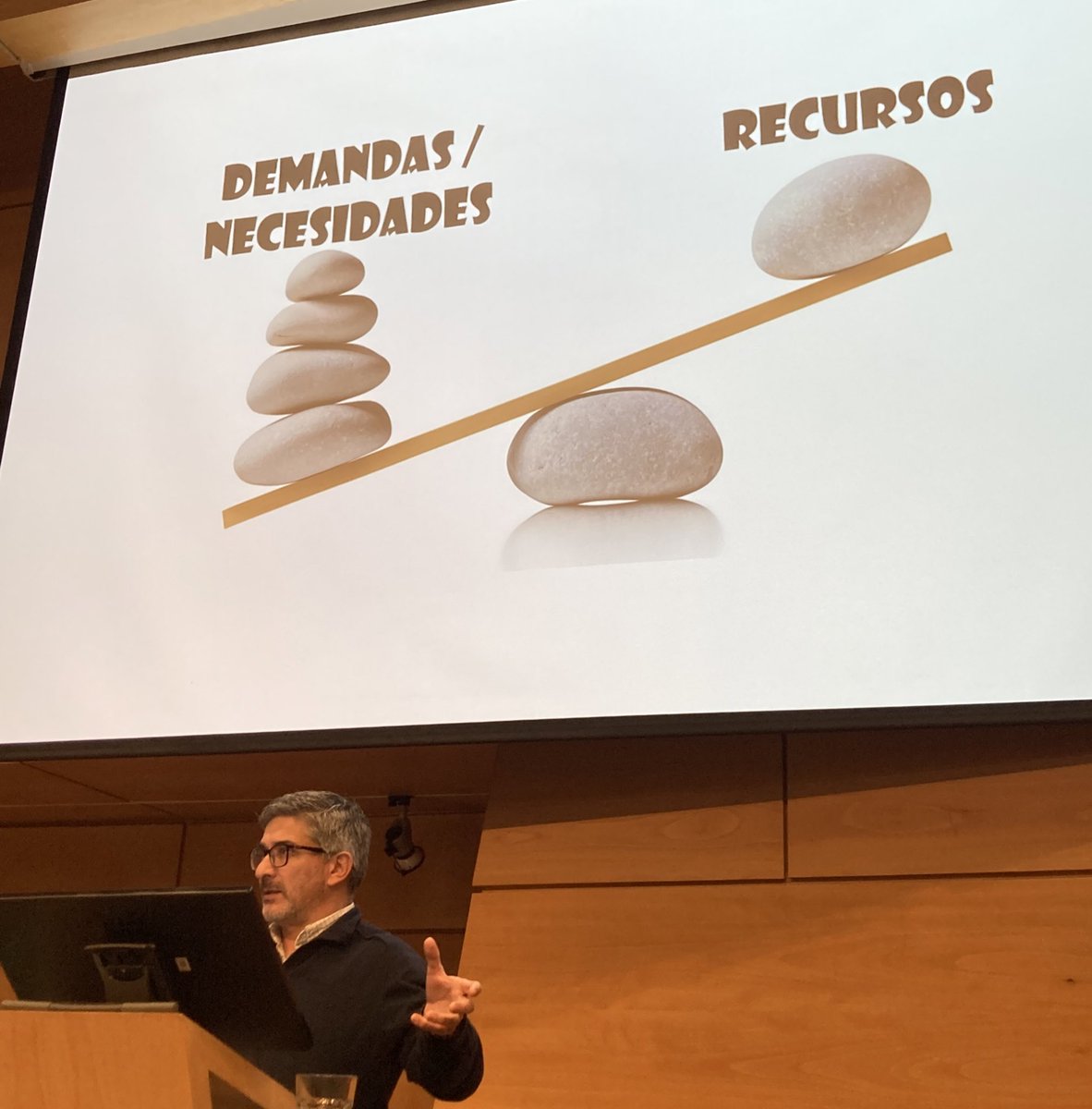 nfpineda's tweet photo. .@robertomazondo Médico en la regulación debe intentar establecer la gravedad de la demanda, con el objetivo de ajustar la respuesta y recurso disponible en ese momento.
#ChileEM #desastres #prepararse #prehosp https://t.co/ODekvUYeke