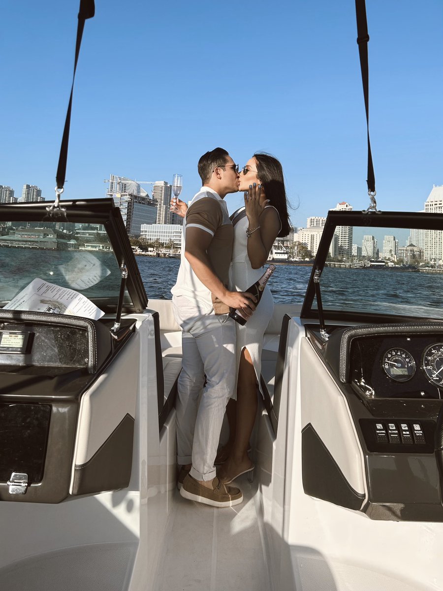 stacybuenrostro's tweet photo. Me caso con el amor de mi vida 🥂💍🤍  la pedida de mis sueños 🥹❤️ https://t.co/RonHbQ7NGr