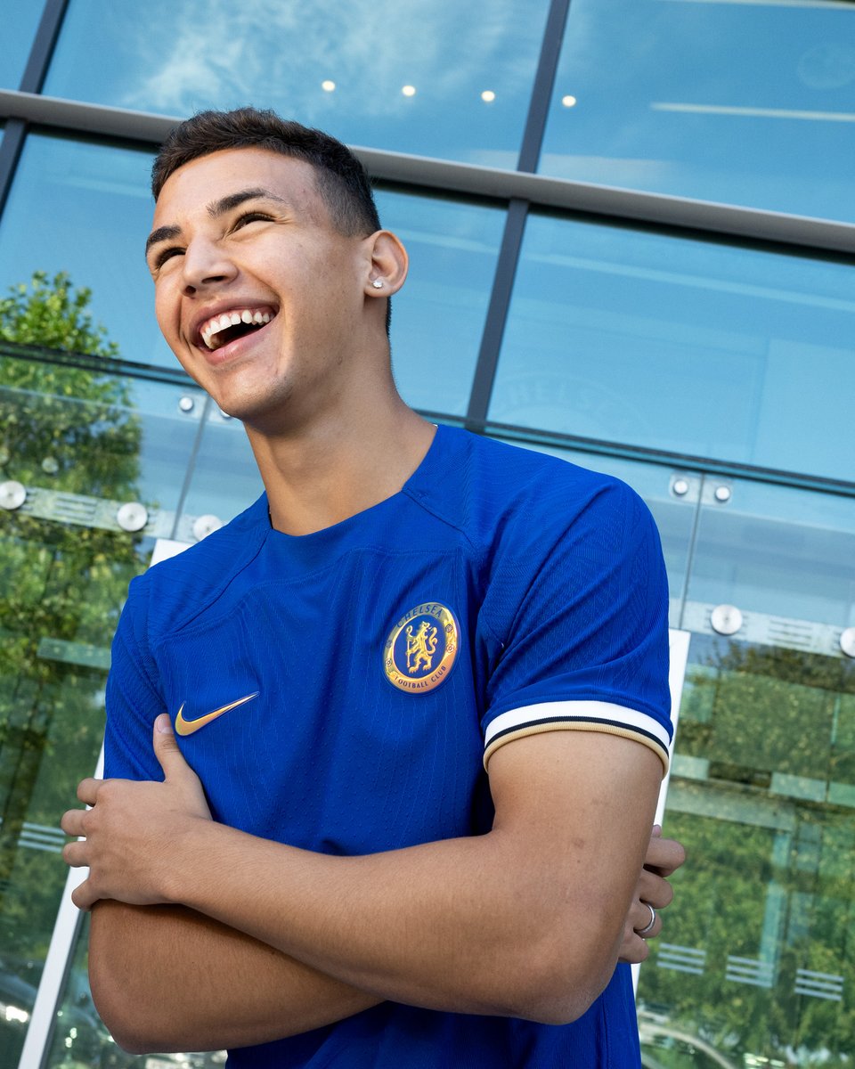 BluecloudsLLC's tweet photo. @ChelseaFC Witness Deivid's debut day at our headquarters! Chelsea proudly announces the acquisition of Deivid Washington from Santos in Brazil. 🖋️ #CFC #ChelseaTransfer https://t.co/efeW1Sqytf