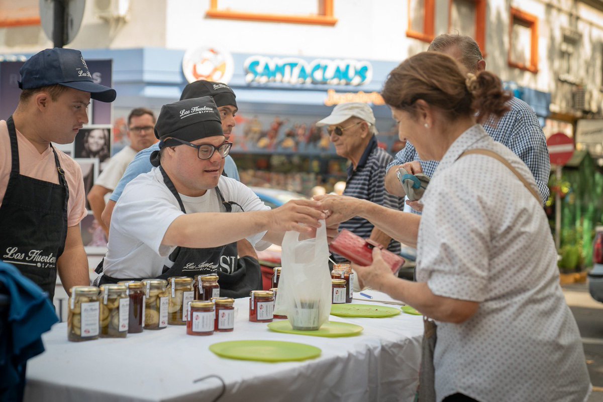 SanIsidroGob's tweet photo. Los Huerteros estarán en #LaHorqueta ofreciendo sus productos 🍆🍅🥒
¿Todavía no los probaste? Berenjenas en #escabeche, pepinos agridulces, #mermelada de morrones ahumados y muchas delicias más, que producen artesanalmente con los alimentos que cultivan en las #huertas municipales. 🌱
🗓 Sábado 26 de agosto, de 10:30 a 13:00
📌 Blanco Encalada al 2200