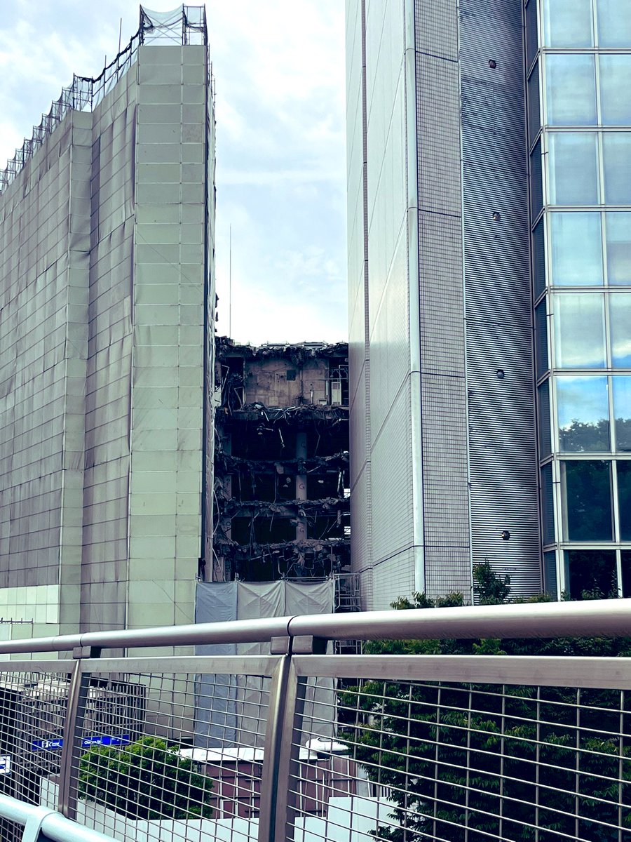 Emdim7_'s tweet photo. 『千種ビル群解体工事👷‍♀️』

足場の設置が終わり、遂に建物本体の解体が始まりました。

一部しか見れないのが残念ですが、迫力は十分あります！ https://t.co/vEHhSLsL1B