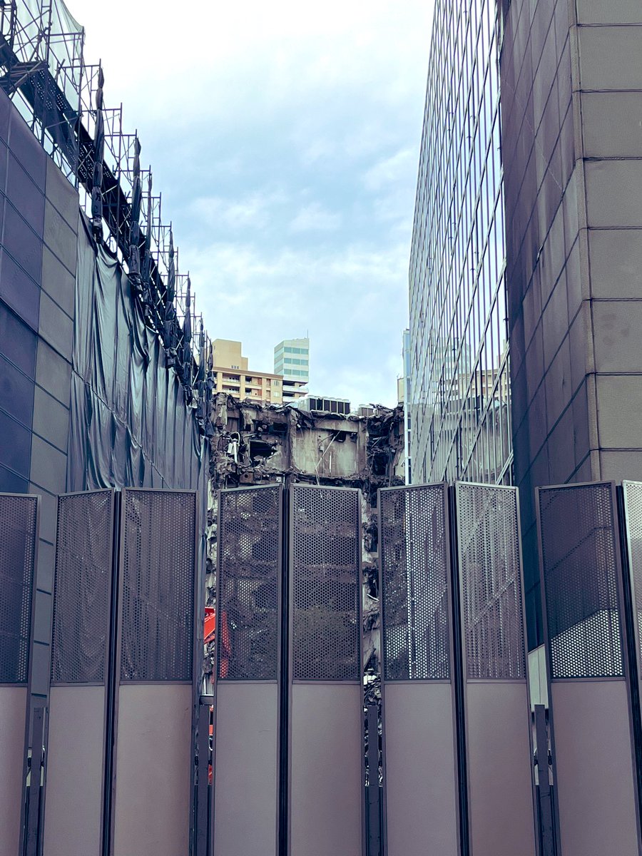 Emdim7_'s tweet photo. 『千種ビル群解体工事👷‍♀️』

足場の設置が終わり、遂に建物本体の解体が始まりました。

一部しか見れないのが残念ですが、迫力は十分あります！ https://t.co/vEHhSLsL1B