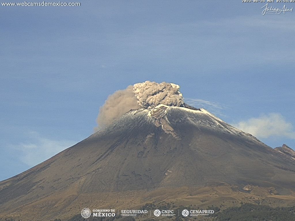 SkyAlertMx's tweet photo. Luego de varias semanas de relativa calma y esporádicas explosiones, esta mañana el #Popocatépetl ha registrado una secuencia de exhalaciones con emisión de ceniza dispersándose hacia EdoMex - Morelos.

🚦AMARILLO 2
🚷radio de seguridad 12 km

Desde la @webcamsdemexico San Nicolás de los Ranchos y Tianguismanalco.