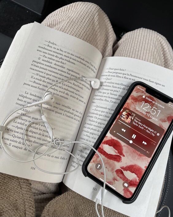 hii i’m new to #booktwt and looking for some moots!! 

↳ 22, she/her, infp
↳ fav genres: romance and mystery, but i pretty much read everything 

♡ / ↺ to be moots <3