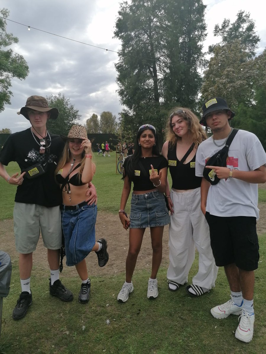 BerkshireforEU's tweet photo. Early #ReadingFestival attendees are right behind the #RejoinEU movement and have been telling us how #Brexit is impacting their young lives
Find us by the rowing club to have your say and get your stickers!
π¬π§β€οΈπͺπΊ
#BollocksToBrexit #BrexitIsBollocks #SaveOurMusic #RejoinEU https://t.co/PhqCyUD4qa