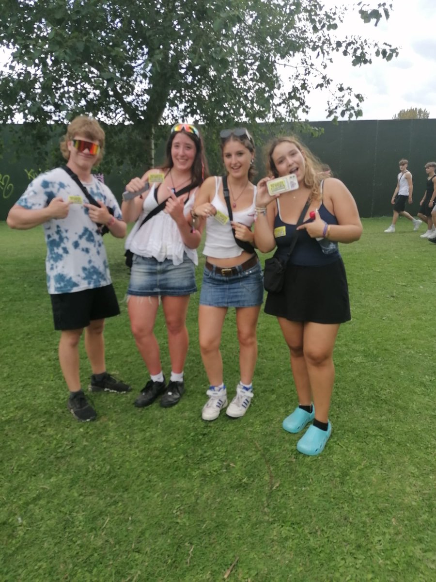 BerkshireforEU's tweet photo. Early #ReadingFestival attendees are right behind the #RejoinEU movement and have been telling us how #Brexit is impacting their young lives
Find us by the rowing club to have your say and get your stickers!
π¬π§β€οΈπͺπΊ
#BollocksToBrexit #BrexitIsBollocks #SaveOurMusic #RejoinEU https://t.co/PhqCyUD4qa