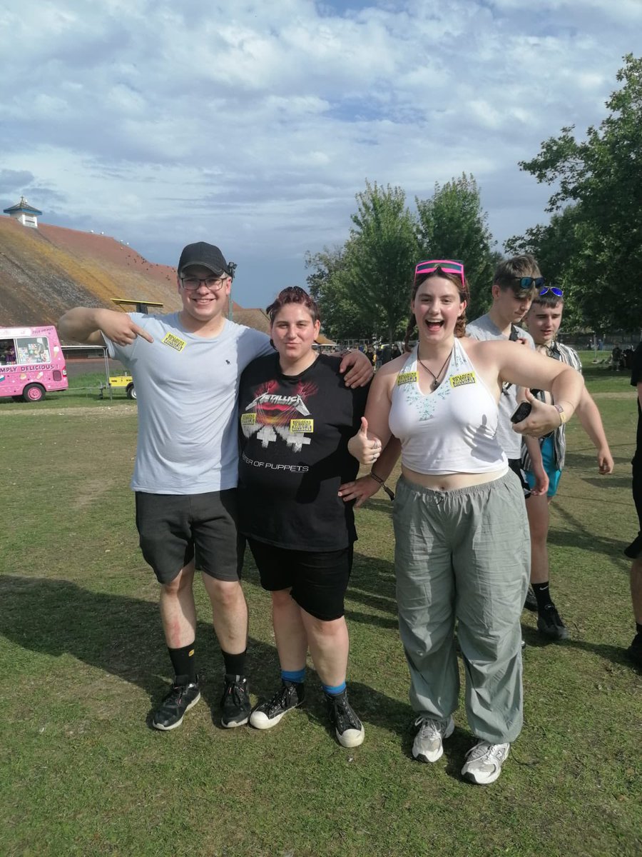 BerkshireforEU's tweet photo. Early #ReadingFestival attendees are right behind the #RejoinEU movement and have been telling us how #Brexit is impacting their young lives
Find us by the rowing club to have your say and get your stickers!
π¬π§β€οΈπͺπΊ
#BollocksToBrexit #BrexitIsBollocks #SaveOurMusic #RejoinEU https://t.co/PhqCyUD4qa