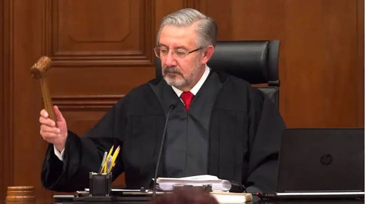 jgnaredo's tweet image. Este señor se llama Luis María Aguilar, es ministro de la @SCJN.

Gracias a él @RicardoBSalinas sigue sin pagará 25 mil millones de pesos de impuestos.

Gracias él miles de niños en varios estados del país no tendrán libros de texto.

Él gana más de medio millón de pesos al mes.