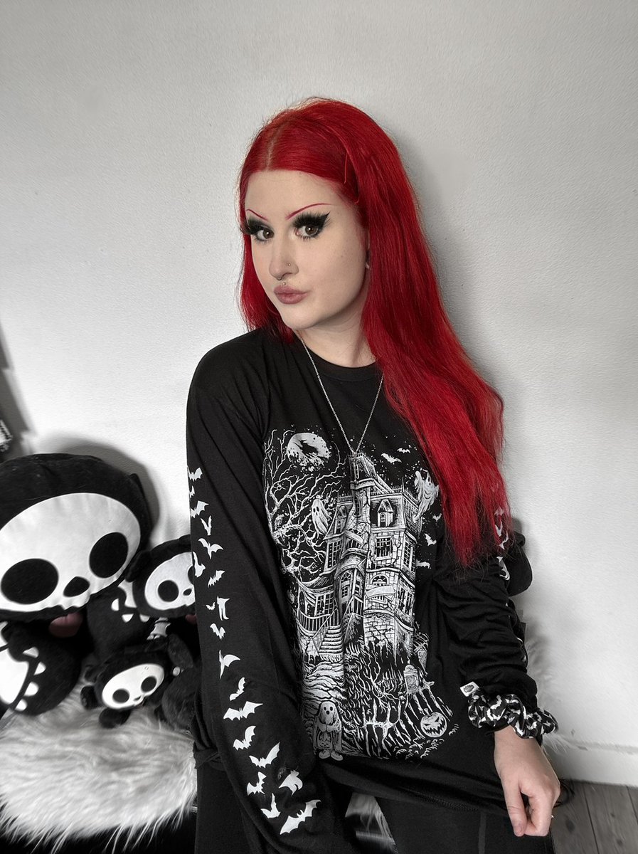 VampireFreaks's tweet image. The spooktacular @llisatan rocking our Haunted Mansion Tee has us feeling spooky af! 

#SpookyFashion #SpookyLife #GothicFashioN #goth #vampirefreaks