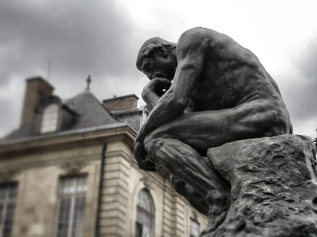 'Il pensatore' è una famosissima scultura in bronzo realizzata dall'artista francese Auguste Rodin. Conservata nel museo parigino dedicato al suo creatore, intellettuale nell'immaginario collettivo è diventata il simbolo della filosofia o di qualsiasi attività intellettuale.
