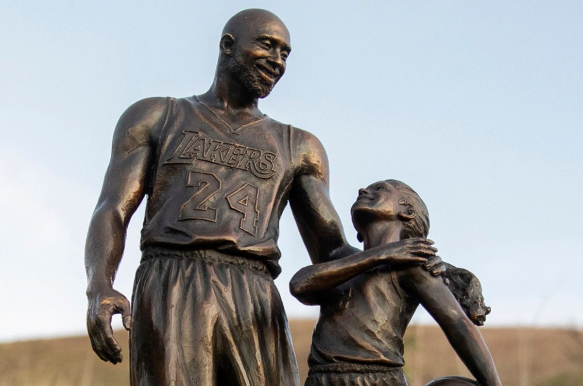50NuancesDeNBA's tweet photo. KOBE AURA SA STATUE À LOS ANGELES !

Ça en parlait depuis quelques temps...et ça vient d'être officialisé par Vanessa Bryant en ce Mamba Day : la légende des Lakers aura une statue à son effigie devant la Crypto Arena, et elle sera dévoilée le 8 février prochain... https://t.co/FTG16kIFdm