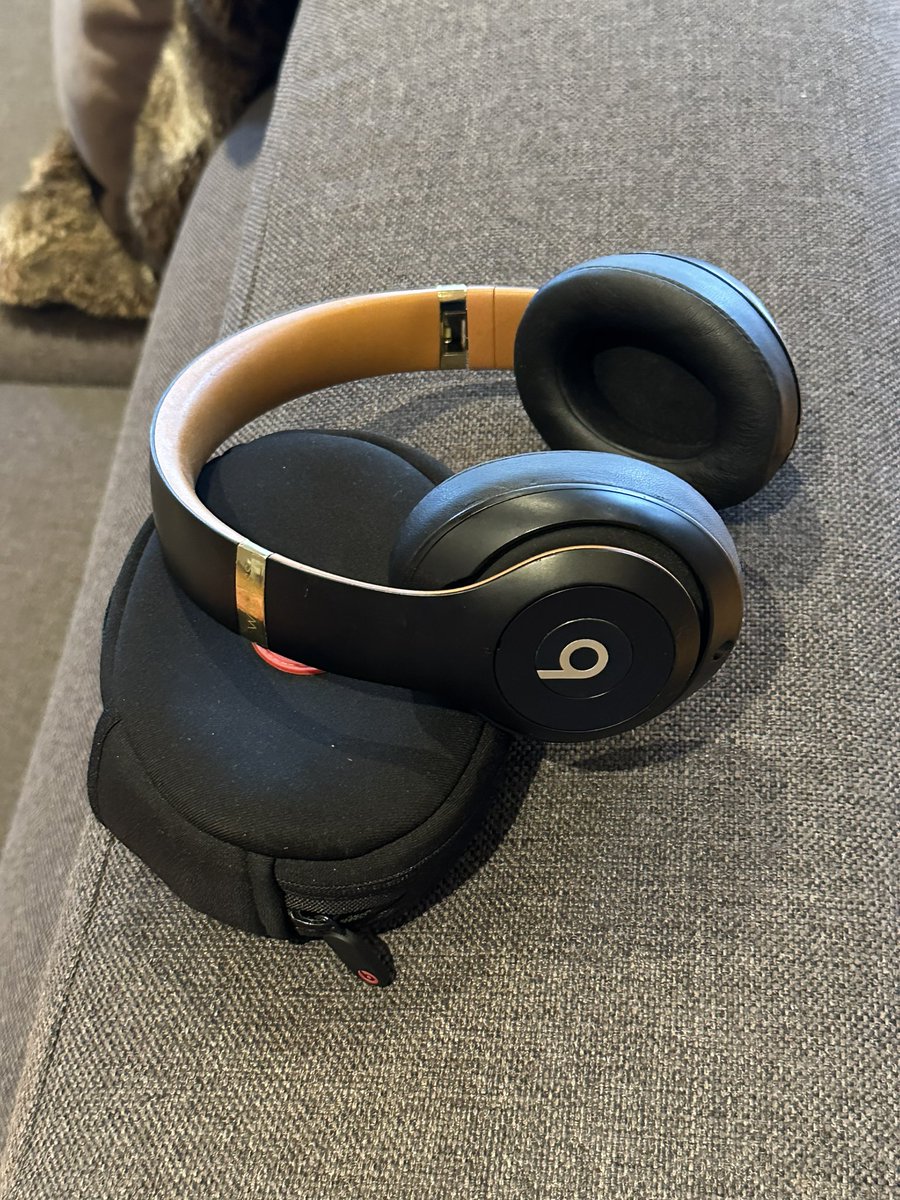 AyorTrading's tweet photo. 🚨GIVEAWAY🚨

1 Beats Studio Noir/Doré 🎧

👉🏻Like + RT 
👉🏻suivre @CryptoAyor 
👉🏻suivre @Coinsharpio 
👉🏻tag 2 amis

Tirage au sort 27.8

Good luck my Crypto Bros🦀 https://t.co/ZOdfK35XJS