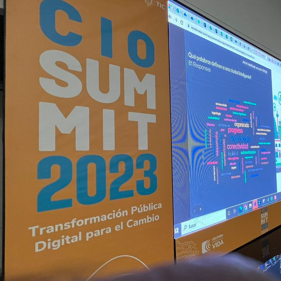 GobDigitalCO's tweet photo. Asistentes al #CIOSummit2023 participan en la Presentación de Ciudades y Territorios Inteligentes con José Nicolás Barrios Subdirector de Fortalecimiento de Capacidades Públicas Digitales de la Dirección de #GobDigital del #MinTIC. https://t.co/sPi0sGZVwK