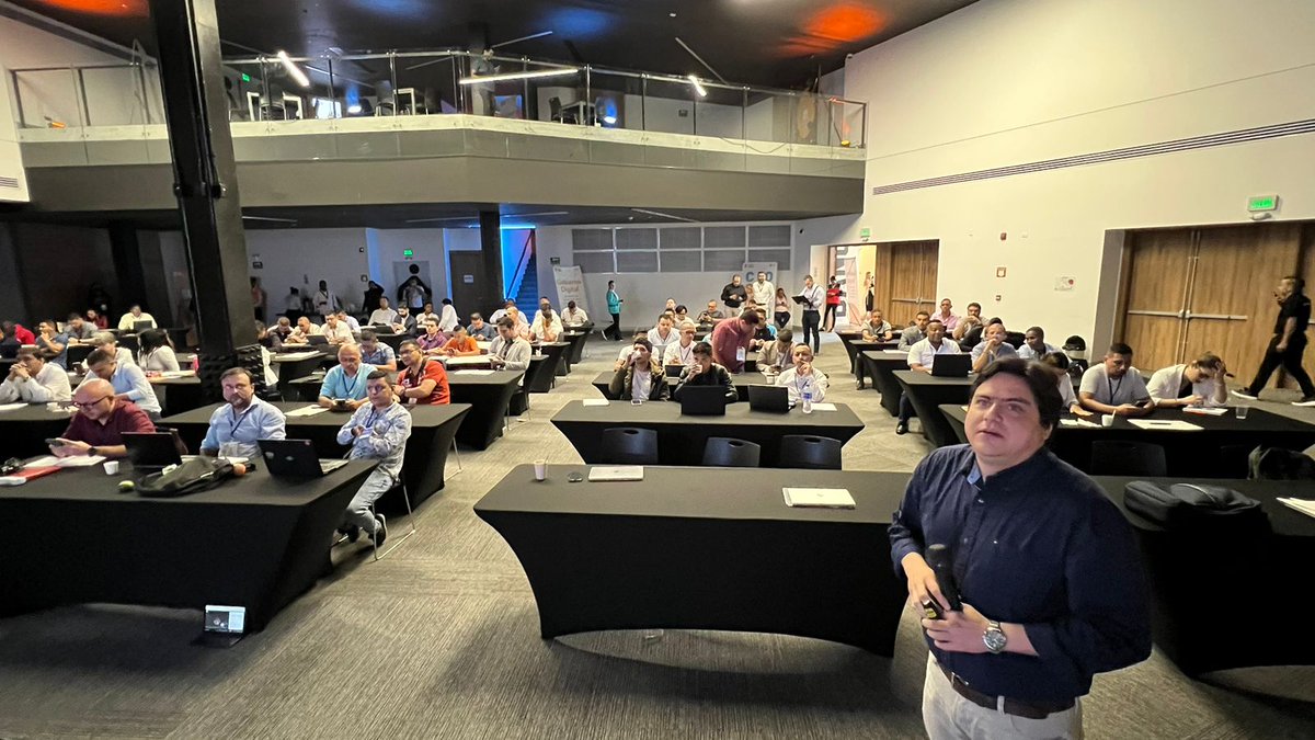 Asistentes al #CIOSummit2023 participan en la Presentación de Ciudades y Territorios Inteligentes con José Nicolás Barrios Subdirector de Fortalecimiento de Capacidades Públicas Digitales de la Dirección de #GobDigital del #MinTIC.