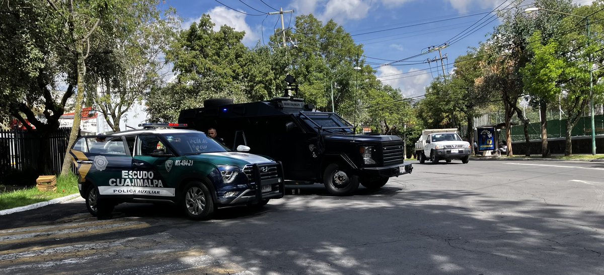 Entiendo los mecanismos de disuasión, entiendo el porqué de la patrulla estacionada, ¿pero una tanqueta, cuando el problema es el asalto en transporte colectivo y el robo a casa-habitación? Que alguien me explique la diferencia ente proteger y farolear.
