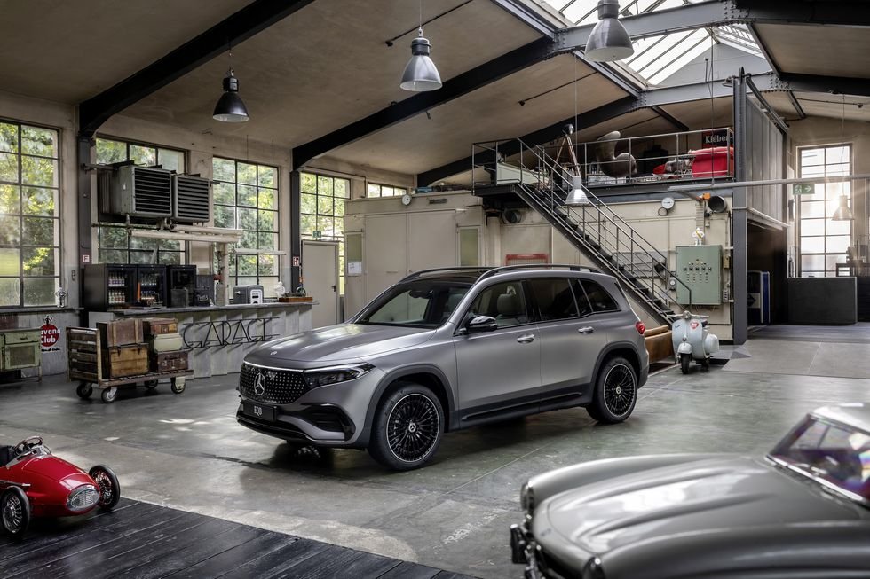 IgnitionXMedia's tweet photo. Refreshed 2024 Mercedes-Benz EQB (electric GLB-class) with updated styling and software.

📏 227 mi (EQB 300 4matic) and 243 mi (EQB 350 4matic)
💥225 hp/288 lb-ft (EQB300) and  288 hp/384 lb-ft (EQB 350)
🔋 70.5 kwh battery pack (non-LFP)
💰 Mid-50k to mid-60k USD https://t.co/ki7vILuWKZ