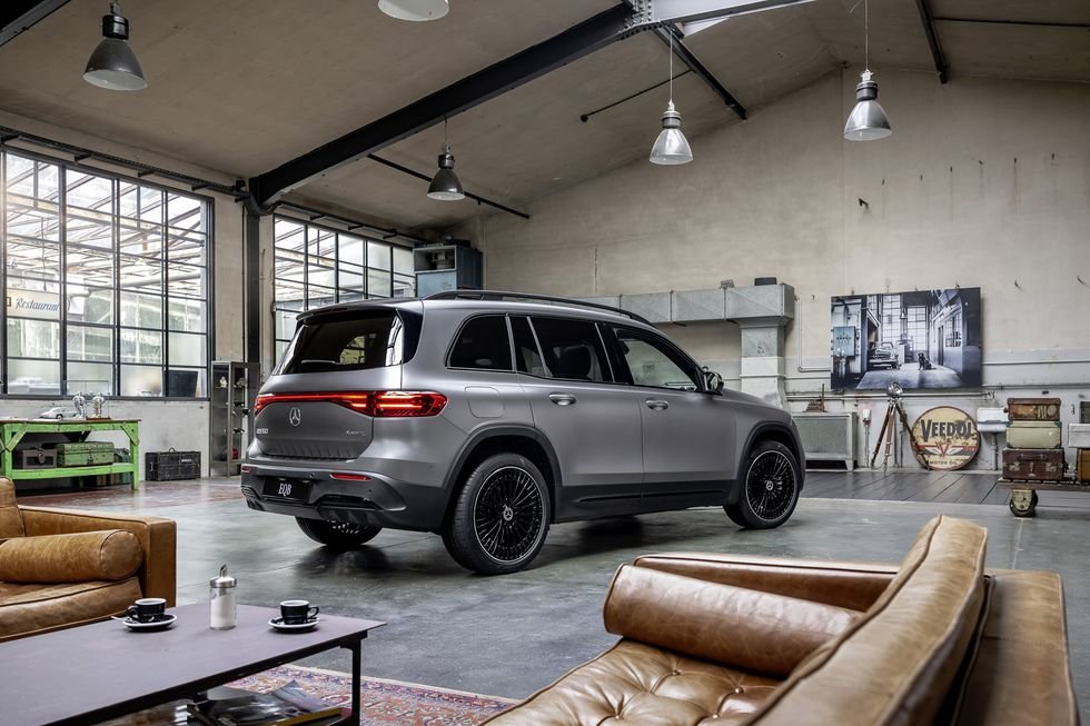 IgnitionXMedia's tweet photo. Refreshed 2024 Mercedes-Benz EQB (electric GLB-class) with updated styling and software.

📏 227 mi (EQB 300 4matic) and 243 mi (EQB 350 4matic)
💥225 hp/288 lb-ft (EQB300) and  288 hp/384 lb-ft (EQB 350)
🔋 70.5 kwh battery pack (non-LFP)
💰 Mid-50k to mid-60k USD https://t.co/ki7vILuWKZ