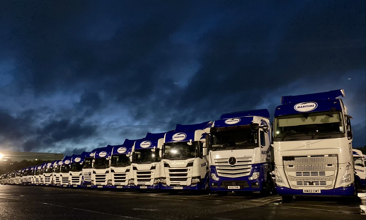 Maritime_UK's tweet image. Sleepy Felixstowe at 4am... ✨🤫

This peaceful shot was taken by driver Marc just before he started his shift. 

What's your favourite... a single truck photo or a vehicle line-up? 🤔

 #DriversPhoto #Felixstowe  #MaritimeTransport