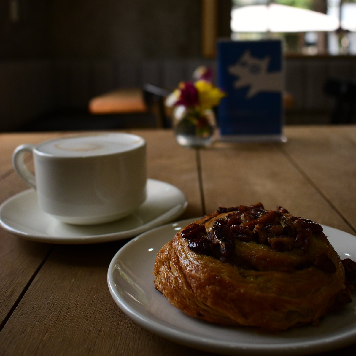 LOPALibreria's tweet photo. 💙En LOPA sabemos que una libro siempre se disfruta más acompañado de una buena bebida y un delicioso pan ☕️🥐Por eso, además de librería contamos con una cafetería donde encontrarán una variedad de bebidas de nuestra barra de café, además de pan dulce y botanas para acompañar. https://t.co/rW95ztpOWz