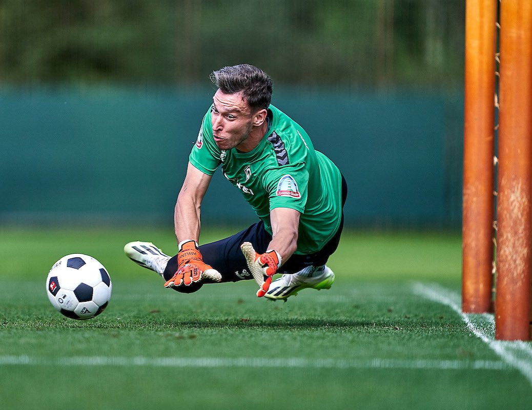 Getting ready for the first away game of the season! 🧤