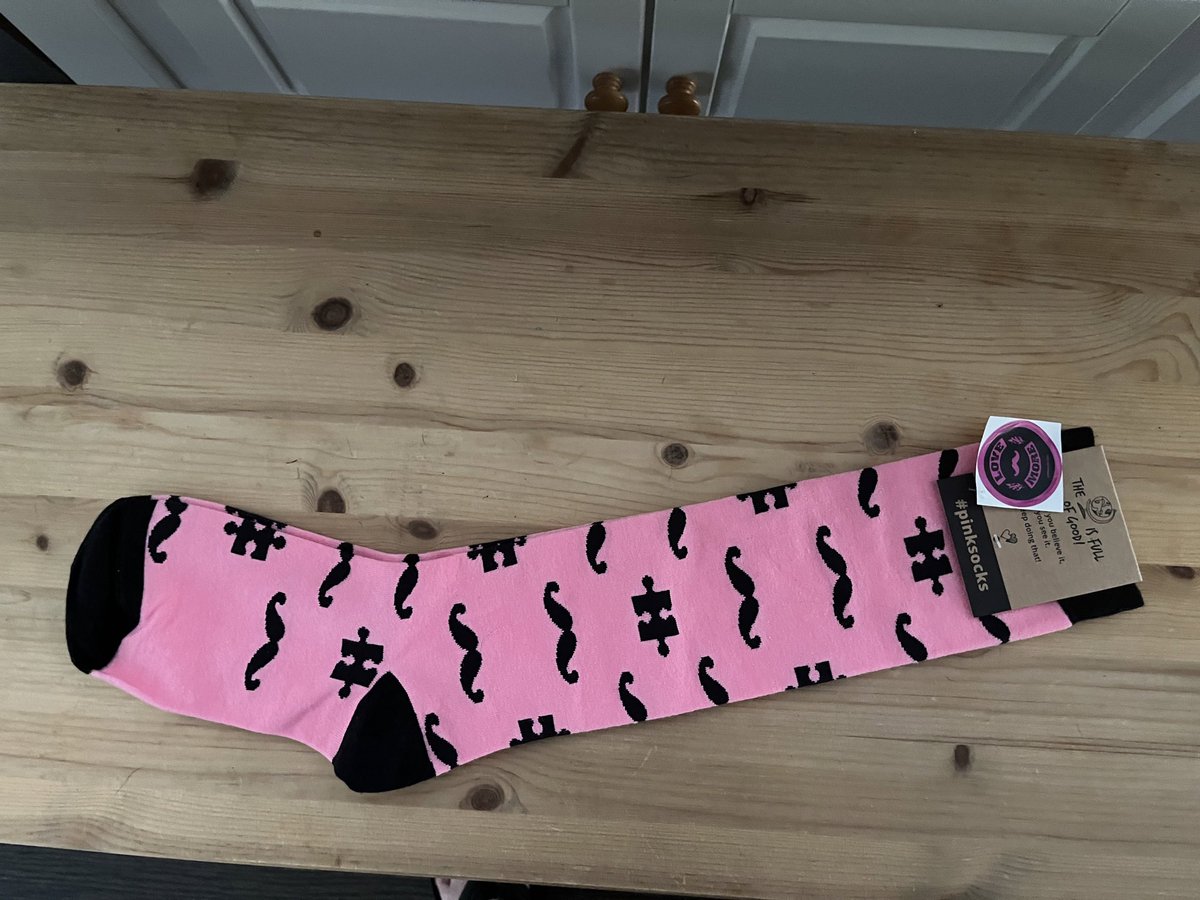 Shared a bit of #kindness with my neighbor via some #pinksocks. 🩷 Thx to <a href="/askjoyrios/">Joy Rios</a> for the pair to pass along!