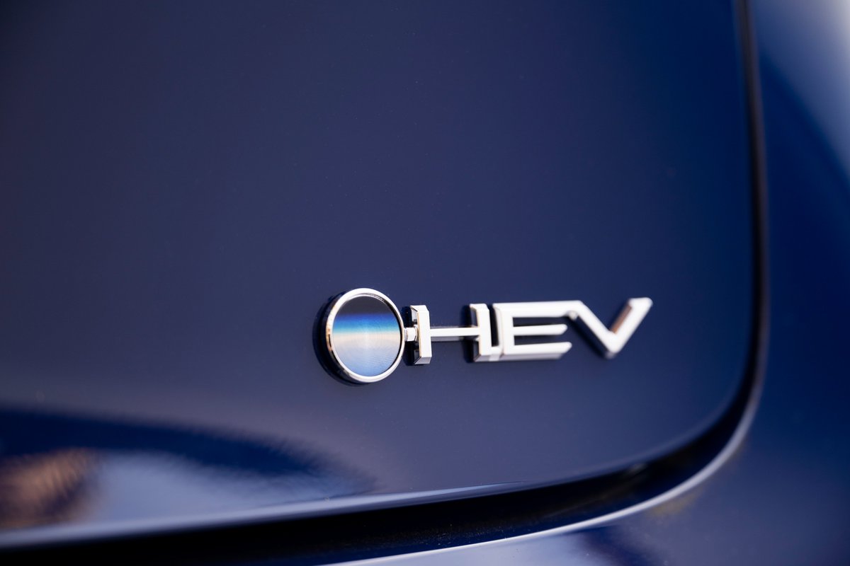 Autoline's tweet photo. Not everyone is ready to go full electric, but automakers have to meet increasingly difficult emission standards so @Ford @StellantisNA &amp; @Toyota are boosting hybrid production, which could triple hybrid sales by 2028 in the U.S. https://t.co/P8aBWCp4W6 https://t.co/if7AIHcMJS