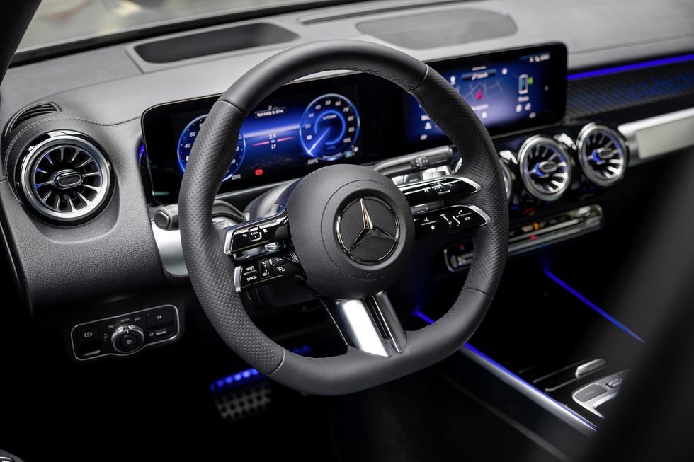 IgnitionXMedia's tweet photo. Refreshed 2024 Mercedes-Benz EQB (electric GLB-class) with updated styling and software.

📏 227 mi (EQB 300 4matic) and 243 mi (EQB 350 4matic)
💥225 hp/288 lb-ft (EQB300) and  288 hp/384 lb-ft (EQB 350)
🔋 70.5 kwh battery pack (non-LFP)
💰 Mid-50k to mid-60k USD https://t.co/ki7vILuWKZ