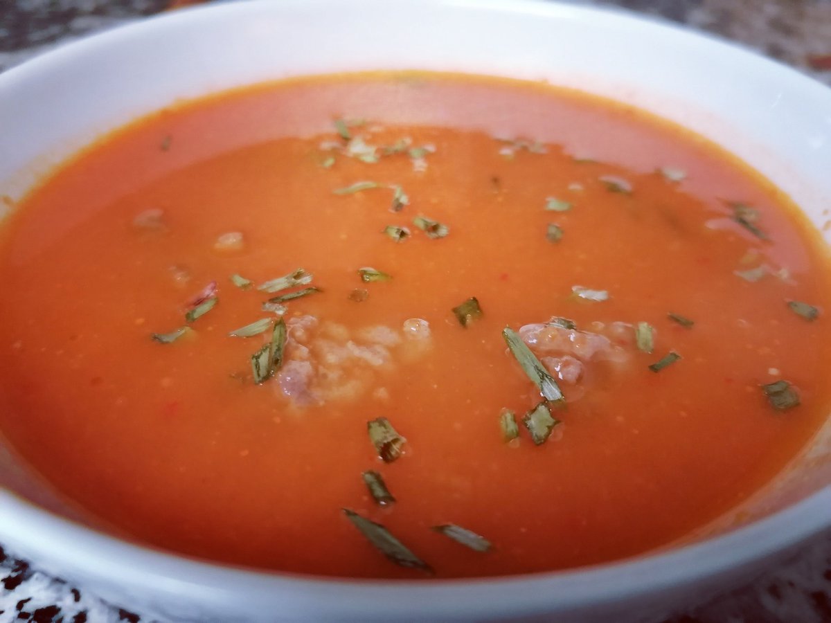 Mrs_Eleonora_'s tweet image. En nu tomatensoep met ballen😋 #puberfood #eigenkweek