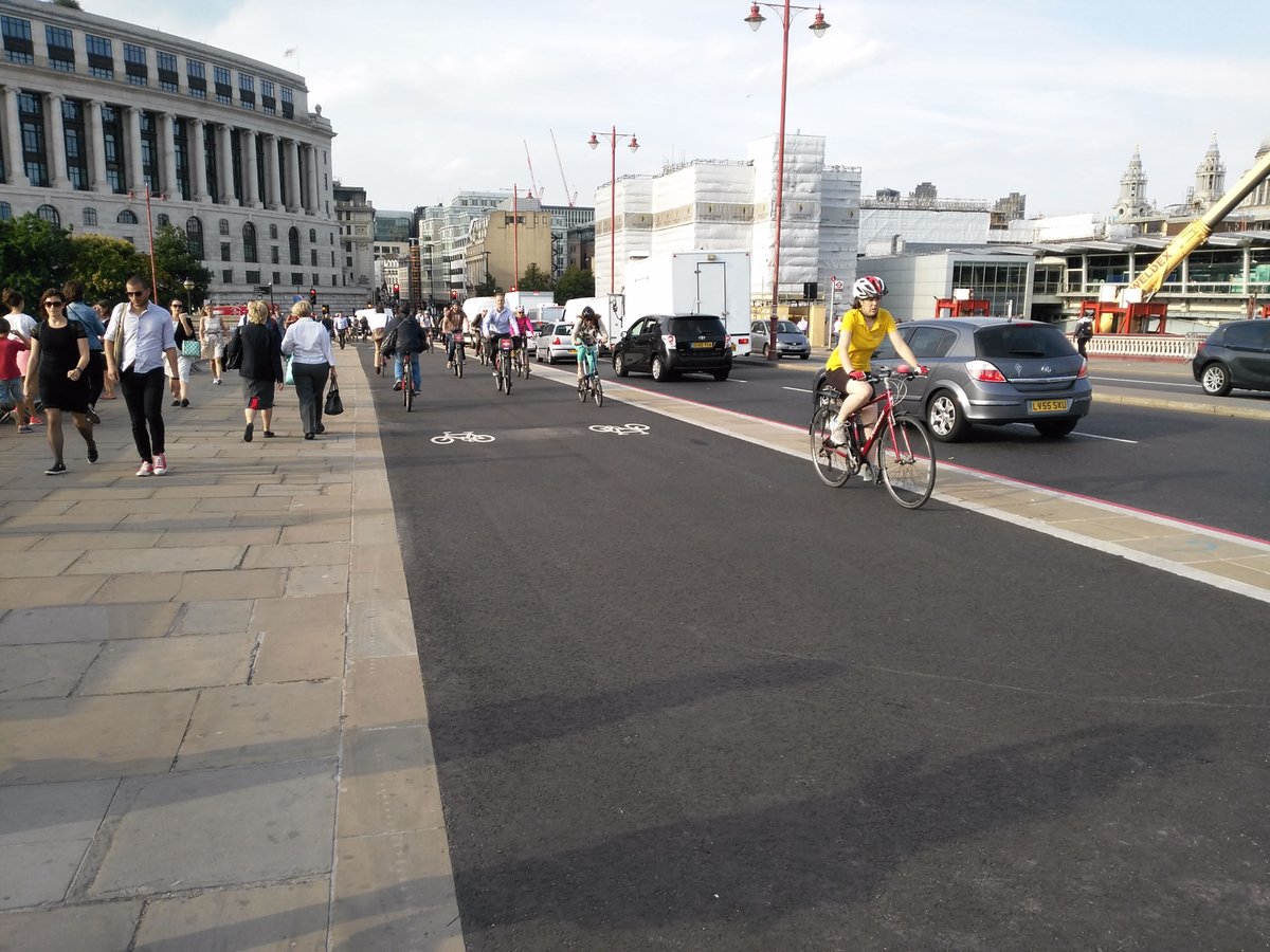 CirculaenBici's tweet photo. @JulianMaciasT Por todo Europa están redistribuyendo el espacio público para facilitar e impulsar  una movildad + sostenible (Carriles bus, carriles bici y sendas peatonales)
Menos en las ciudades gobernadas por el PP 🤦🤦 
Fotos:  Londres y París https://t.co/7hTWI4YgLA