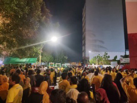 AhmedMahloof's tweet photo. މިފެންނަނީ ރައީސް @ibusolih ކުޑަ ކެމްޕޭނު އިވެންޓަކަށް ގޮވާލީމާ އޮތް ފޯރި. ހޯލު އަދި މަގުމަތިވެސް ފުރިބާރުވެފަ. 

ތަކުރާރުކޮށް މިދަންނަވަނީ އަޅުގަނޑުމެންނާއިއެކު އަވަހަށް ބޮޑު ފަޅިއަށް އަރުއްވާ. އިރާދަކުރެއްވިއްޔާ އަޅުގަނޑުމެން ކާމިޔާބުކުރާނީ އެއްބުރުން. إِنْ شَاءَ ٱللَّٰهُ
✅3️⃣ https://t.co/0htlHdv0Ie