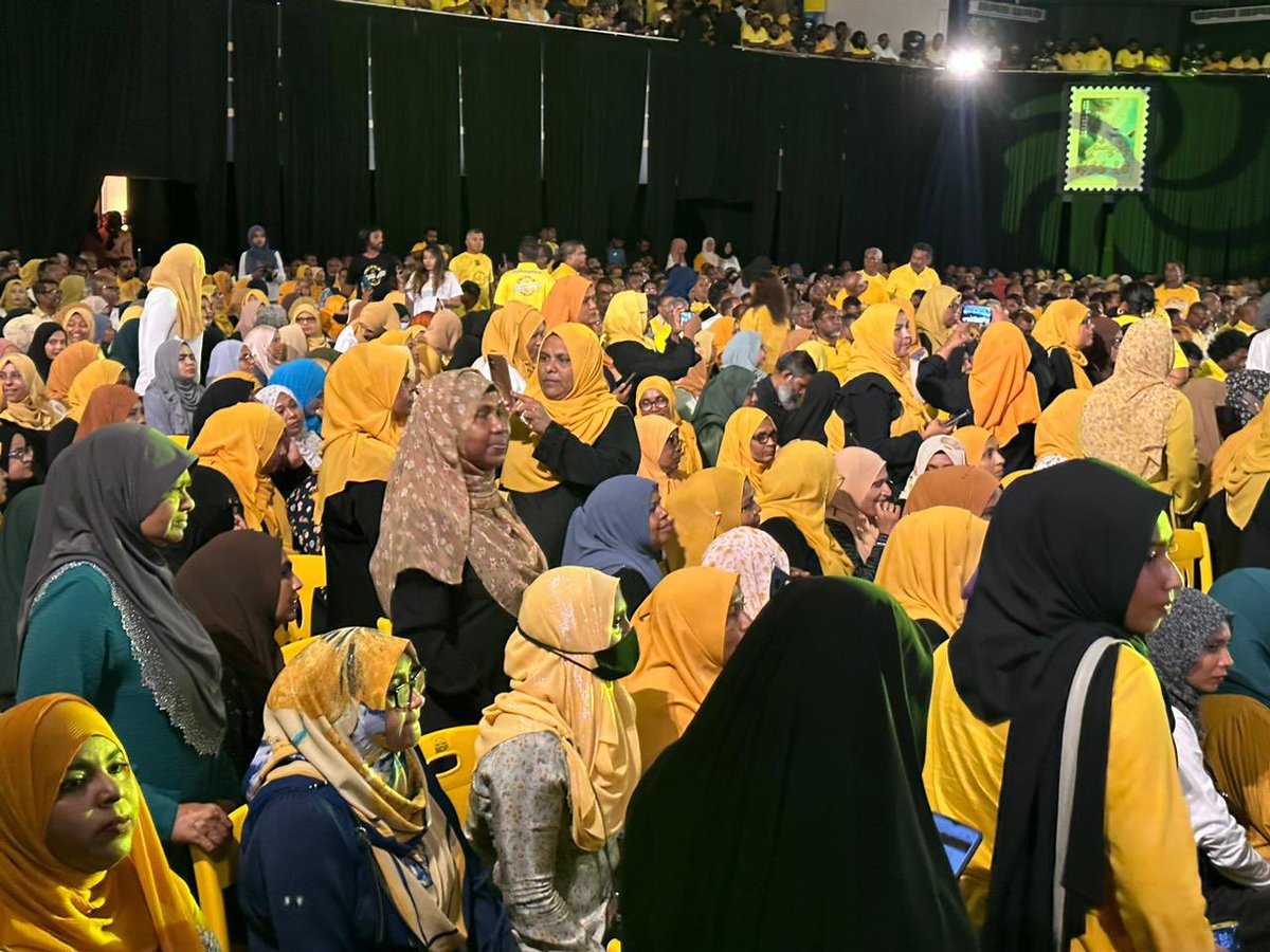 AhmedMahloof's tweet photo. މިފެންނަނީ ރައީސް @ibusolih ކުޑަ ކެމްޕޭނު އިވެންޓަކަށް ގޮވާލީމާ އޮތް ފޯރި. ހޯލު އަދި މަގުމަތިވެސް ފުރިބާރުވެފަ. 

ތަކުރާރުކޮށް މިދަންނަވަނީ އަޅުގަނޑުމެންނާއިއެކު އަވަހަށް ބޮޑު ފަޅިއަށް އަރުއްވާ. އިރާދަކުރެއްވިއްޔާ އަޅުގަނޑުމެން ކާމިޔާބުކުރާނީ އެއްބުރުން. إِنْ شَاءَ ٱللَّٰهُ
✅3️⃣ https://t.co/0htlHdv0Ie