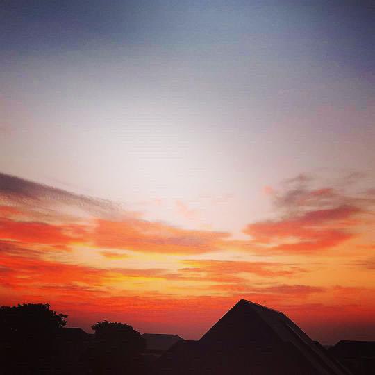 nenyenwa555's tweet photo. Beautiful sunrise. Captured this beauty right in front of my home! Perfect with no filter with my  itels23 
 
#CaptureWithitel 
#EnjoyBetterLife @itelNigeria https://t.co/mDXArxD08t