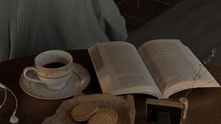 Evenings spent reading 🕯️