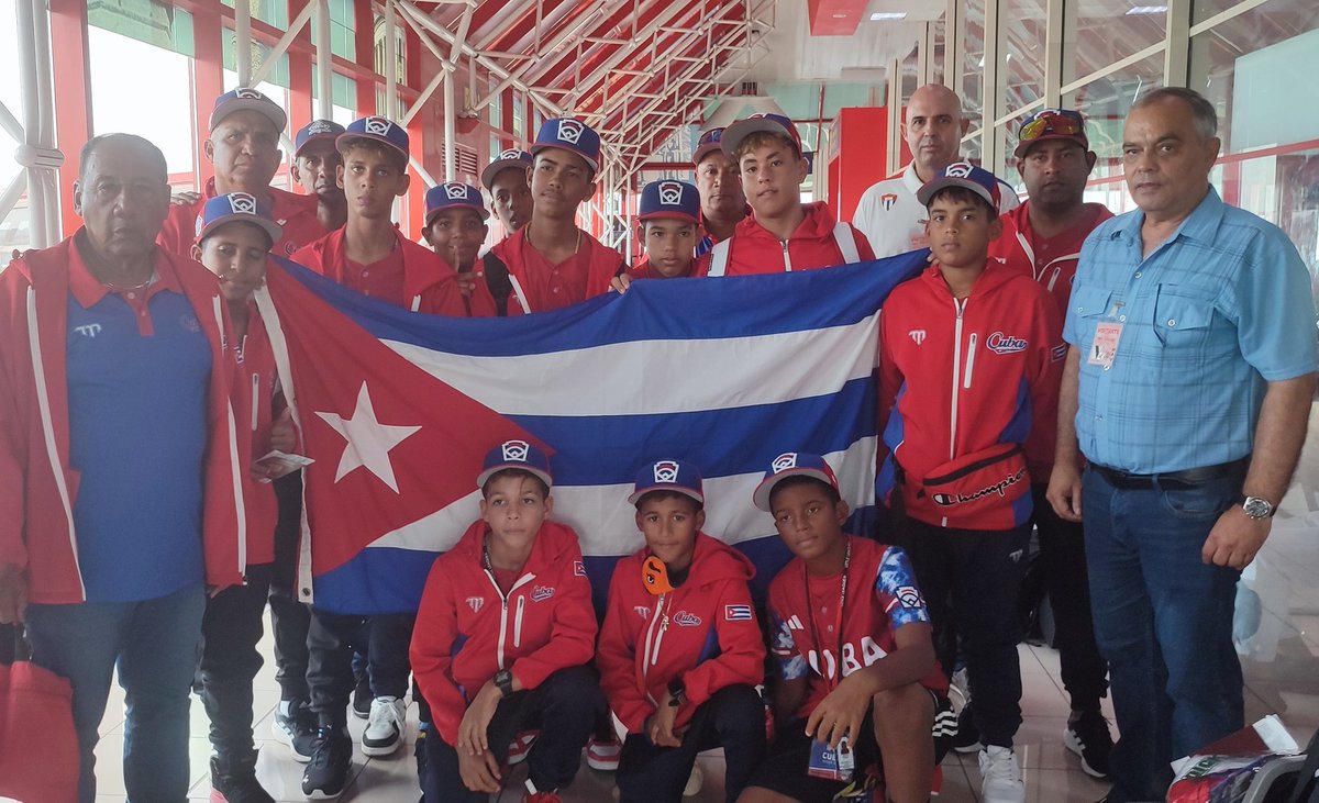 CMontiller's tweet photo. Un placer dar la bienvenida a la patria al equipo #Bayamo asistente a la Serie Mundial de las Pequeñas Ligas del #Beisbol 2023. Pusieron en alto el nombre de #Cuba, aplaudidos desde la distancia por millones de seguidores. #BeisbolCubano https://t.co/DlDzmkyXDz