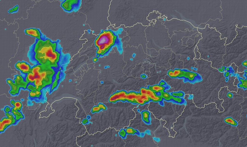 MeteoNewsAG's tweet photo. Gerade zieht eine heftige #Gewitterzelle über #Basel-Landschaft mit Niederschlagsintensitäten von bis etwa 100 mm/h, eingelagertem #Hagel sowie teils #stürmischen Böen, in #Delsberg wurde eine Böe von 116km/h registriert. Die Zelle zieht weiter nach Nordosten. (gz) https://t.co/qV0SMzoiM5