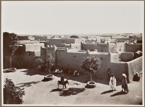 rare photo of Gao in 1920

Mali,
archives nationales d'outre mer
#archivesxt

the former capital of Songhai was reduced to a small town in the late 17th century after its collapse, but remained relatively important well into the 19th century when it was captured by Massina