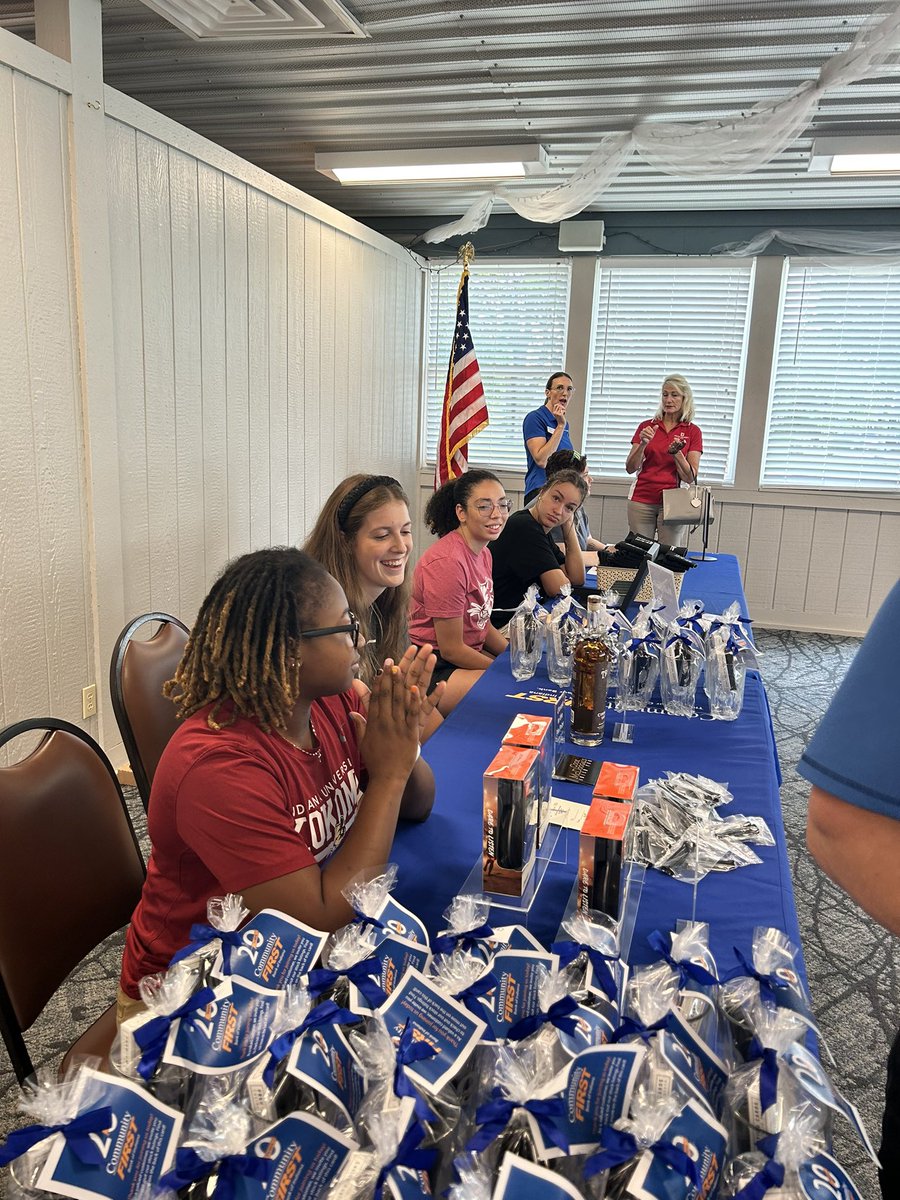 IUKWBB's tweet photo. Girls representing and showing appreciation for @CFBIndiana and their golf event! Thank you Community First!! #iukcougars https://t.co/uXyLz0AL3N