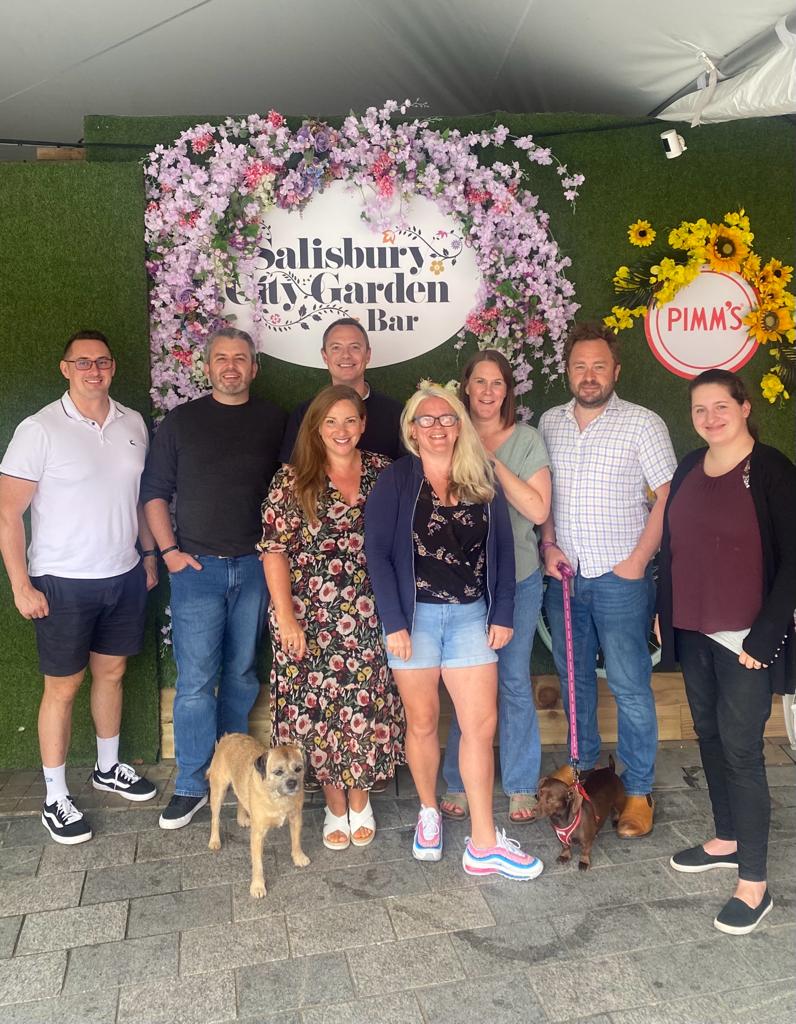 YourMortgageExp's tweet image. As it is our 8 Year Company anniversary, we took the team out for lunch to the Salisbury City Garden Bar. We are lucky enough to have this pop up bar right on our doorstep.

#fayreonthesquare #summerinsalisbury #whatson #whatsonsalisbury #experiencesalisbury @experienceSalisbury