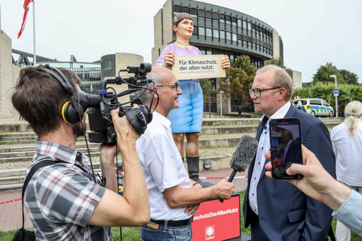 Kurzes Interview zum Thema #KlimaschutzDerAllenNutzt mit SPD-Fraktionschef <a href="/jochenott/">Jochen Ott</a>  . Die #Caritas in #NRW heute vorm Landtag #NRW 
Alle Infos unter caritas-nrw.de/pressemitteilu…