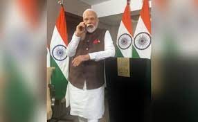 nirajbadhwar's tweet photo. मोदी जी, किनारे रहना भी सीखिए

चंद्रयान  3 मिशन की कामयाबी के फौरन बाद नरेंद्र मोदी ने जिस तरह 15-20 मिनट का  भाषण दिया वो किसी भी लिहाज़ से जायज़ नहीं लगा। ये एक देश की उपलब्धि से  पहले हमारे वैज्ञानिकों की उपलब्धि थी। जो लोग इस मिशन में लगे रहे।  जिन्होंने इसे कामयाब बनाने केे लिए अपनी ज़िंदगी के इतने साल दिए ये मौका  उनके बोलने का था। पहली लाइम लाइट उनको मिलनी चाहिए थी। मगर बाकी नेताओं की  तरह नरेंद्र मोदी को भी लगा कि नहीं इतनी बड़ी कामयाबी के फौरन बाद बोलकर  लाइमलाइट मैं ले लूं। अरे भाई, आप तो साल भर अलग-अलग कार्यक्रमों में,  अलग-अलग मौकों पर चर्चा में रहते ही हैं। दसियों योजनाओं के लिए आपकी  सरकार, आपकी पार्टी और लोग भी आपको श्रेय देते ही हैं मगर कल की सफलता के  लिए तो पहले उन लोगों को बोल लेने देते जो इस सफलता के पहले हकदार थे। मोदी  अगर दो घंटे बाद भी इस पर कोई वीडियो स्टेटमेंट जारी कर देते तब भी कोई  फर्क नहीं पड़ना था। हकीकत तो ये है कि इतनी बड़ी सफलता पर थोड़े इंतज़ार  के बाद अगर वो आते तो जनता में उनको सुनने का ज़्यादा उत्साह रहता। लेकिन  नहीं, उन्हें ज़रूरी लगा कि इतनी बड़ी कामयाबी के बाद देश की एक सौ चालीस  करोड़ जनता वो सारी तुकबंदियां सुने जो पहले से लिखी ली गईं थी वरना उसे  लिखने वाला कॉपी एडिटर बुरा मान जाता। 

क्या किसी बड़े क्रिकेट  टूर्नामेंट में जीत के बाद क्रिकेट कप्तान की बजाए क्या देश का पीएम प्रेस  कॉन्फ्रेंस करने आता है? मैच टीम ने खेला होता है। जीती वो होती है। हीरो  खिलाड़ी बने होते हैं इसलिए कप्तान या खिलाड़ी ही आगे रहते हैं और क्रिकेट  बोर्ड और सरकारों काम उनको बाद में सम्मानित करने का होता है। उस पर भी आप  देखिए धोनी जैसे खिलाड़ी टीम को ये संस्कार देकर गए कि ऐसे मौकों पर कप्तान  को पीछे हट जाना चाहिए। ये धोनी से मिली सीख ही है कि उनके बाद कोहली और  रोहित भी टूर्नामेंट जीतने पर टीम के सबसे युवा खिलाड़ी को सबसे बीच में  रखते हैं। मगर नहीं, जिस कप्तान ने टूर्नामेंट जितवाया वो उस वक्त की  लाइमलाइट छोड़ने को तैयार है मगर जिन नेताओं का क्रिकेट से दूर दूर तक कोई  नाता नहीं, उन्हें हर पोस्ट मैच Ceremony मेंन इनाम देने के बहाने टीवी पर  आना होता है। यही वजह है कि शरद पवार जैसे लोग रिकी पोंटिंग के हाथों धकिया  दिए गए थे। 

लेकिन हमारे नेताओं को ये बात कभी समझ नहीं आती।  चुनावी राजनीति छोड़िए नेताओं को लगता है कि हर छोटी-बड़ी उपलब्धि, हर  कामयाब इंसान के साथ खुद को जोड़कर उस पूरे माहौल का फायदा उठाकर अपनी छवि  चमकाई जाए। 
जब क्रिकेट मैच की जीत के बाद पीएम कप्तान की जगह प्रेस  कॉन्फ्रेंस करने नहीं आ जाते तो वैज्ञानिक उपलब्धियों के वक्त पीछे रहना तो  और ज़्यादा ज़रूरी हो जाता है।  क्या सरकार वैज्ञानिकों को परफॉर्मर न  मानकर अपना मुलाज़िम मानती है? क्या उसके अंदर ये भाव है कि हम इन्हें  तनख्वाह देते हैं तो उनकी उपलब्धियों का श्रेय लेने का पहला हक हमारा है?

 आप किसी की शादी में भी जाते हैं तो इस बात का ख्याल रखते हैं कि इतना भी  तैयार न हो जाएं कि खुद दुल्हे लगने लगें। क्योंकि आपको भी पता है कि आज  दूल्हा कौन है। आज किसको लाइम लाइट मिलनी चाहिए। आज किसका दिन है। तो क्या  ये बात देश के पीएम को नहीं पता थी कि कल किसका दिन था...कल किसको लाइमलाइट  मिलनी चाहिए थी। 

न्यूज़ चैनल्स वालों की भी अज्ञानता या  संवेदनहीनता देखिए,  जब तक पीएम बोल रहे थे तब तक ज़्यादातर चैनल्स  उनकी  बात सुना रहे थे और जैसे ही मिशन से जुड़े अलग-अलग वैज्ञानिक अपनी बात रखने  लगे ये लोग अपने रिपोर्टर्स के पास चले गए। एंकर खुद चिल्ला-चिल्लाकर लाइम  लाइट लेने लगे। कोई ढोल नगाड़ों की ‘rich visuals’ दिखाने लगा और  वैज्ञानिकों की प्रेस कॉफ्रेंस में गए भी तो बीच-बीच में।

अरे भाई,  ये बात क्यूं समझ नहीं आती कि विक्रम लैंडर को चांद पर उतरता देख घर बैठे  एक आम हिंदुस्तानी भावुक हो गया तो वही आम हिंदुस्तानी ये भी तो  देखना-सुनना चाहता है कि जिन लोगों ने इस मिशन को कामयाब मनाया वो क्या  कहना चाह रहे हैं। उनके क्या इमोशन्स हैं। 

नरेंद्र मोदी को भी ये  बात अच्छे से समझनी चाहिए कि 2014 में जनता ने अगर उन्हें देश का पीएम  बनाया तो इसलिए क्योंकि जनता यूपीए की कई बुराइयों से परेशान थी। जिसमें  यूपीए में शामिल दलों का भ्रष्टाचार, अलग-अलग दलों में फैला परिवारवाद,  नेताओं की आत्ममुग्धता वो कारण थे जिससे जनता बुरी तरह चिढ़ी हुई थी।  इन   सालों में मोदी जनता को ये यकीन दिलाने में कामयाब हुए हैं कि मैंने कोई  भ्रष्टाचार नहीं होने दिया, वो ये भी दिखाने में सफल रहे हैं कि मैं बहुत  मेहनती हूं। मगर यही मोदी जब देश के सबसे बड़े क्रिकेट स्टेडियम का नाम  अपने नाम पर रखने देते हैं, यही मोदी कोरोना के वक्त मारे गए लोगों का,  सैकड़ों किलोमीटर पैदल चलकर घर जाने वाले मज़दूरों का 'मन की बात' में  ज़िक्र तक नहीं करते, सरकार से लेकर पार्टी तक हर वक्त खुद को ही केंद्र  में रखते हैं तो वैसे ही आत्ममुग्ध और पकाऊ लगते हैं जैसे वो नेता लगते थे  जिनसे ऊबकर जनता ने उन्हें चुना था। 

बात तो ये कल ही बुरी लगी थी  मगर ये सोचकर तब कुछ नहीं बोला कि इतनी बड़ी उपलब्धि के बाद नकारात्मक बात  को चर्चा में लाकर कहीं एक बड़ी उपलब्धि से उसकी लाइम लाइट न छीन लूं और  मोदी जी की तरह मैं भी ऐसी गलती नहीं करना चाहता था।
@nirajbadhwar