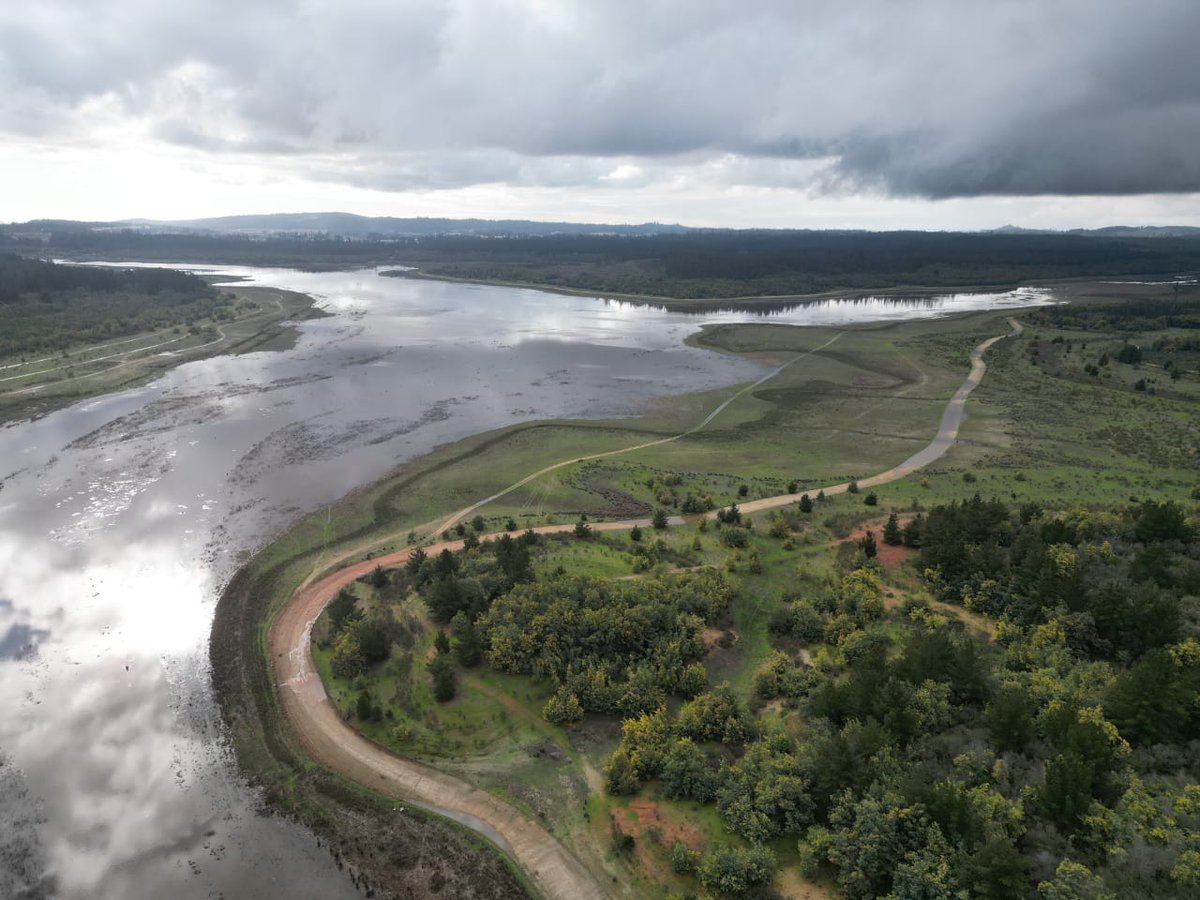 conaf_valpa's tweet photo. 📍El espejo de agua de la Reserva #LagoPeñuelas registró un aumento tras las últimas 🌧️ 

➡️Extensión aproximada: 193 ha

➡️El último sistema frontal dejó 104 mm de agua caída. Total acumulado este año: 429 mm

➡️El embalse se abastece 100 % de 🌧️

🎞️#Guardaparques Mario García https://t.co/o3o6oLz38d