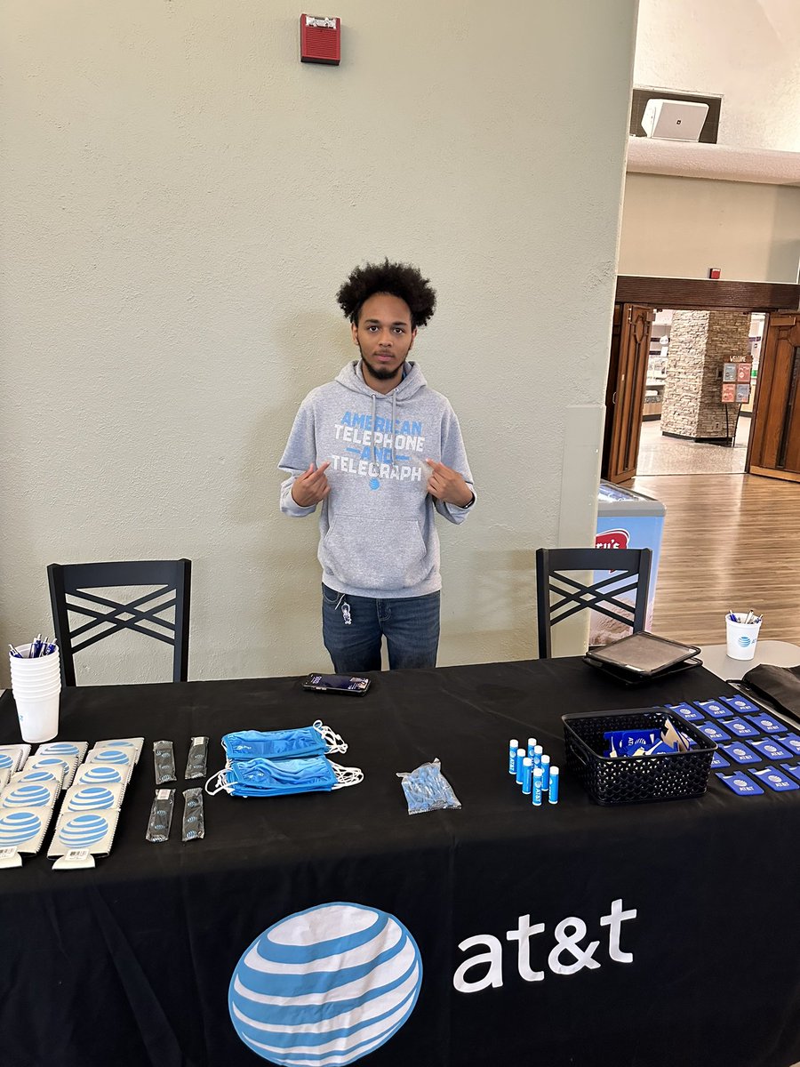 DuwayneNegron's tweet photo. At @ElmiraCollege Helping Students &amp; Teachers Learn How To Save For Back To School ✍🏽 
#LifeAtATT #ATT #ATTlife #NYNJstateofmind  
@attbenny @Kthompson0313 @attMarcus @DennisJFosterJR https://t.co/UKjxtTgrZ3
