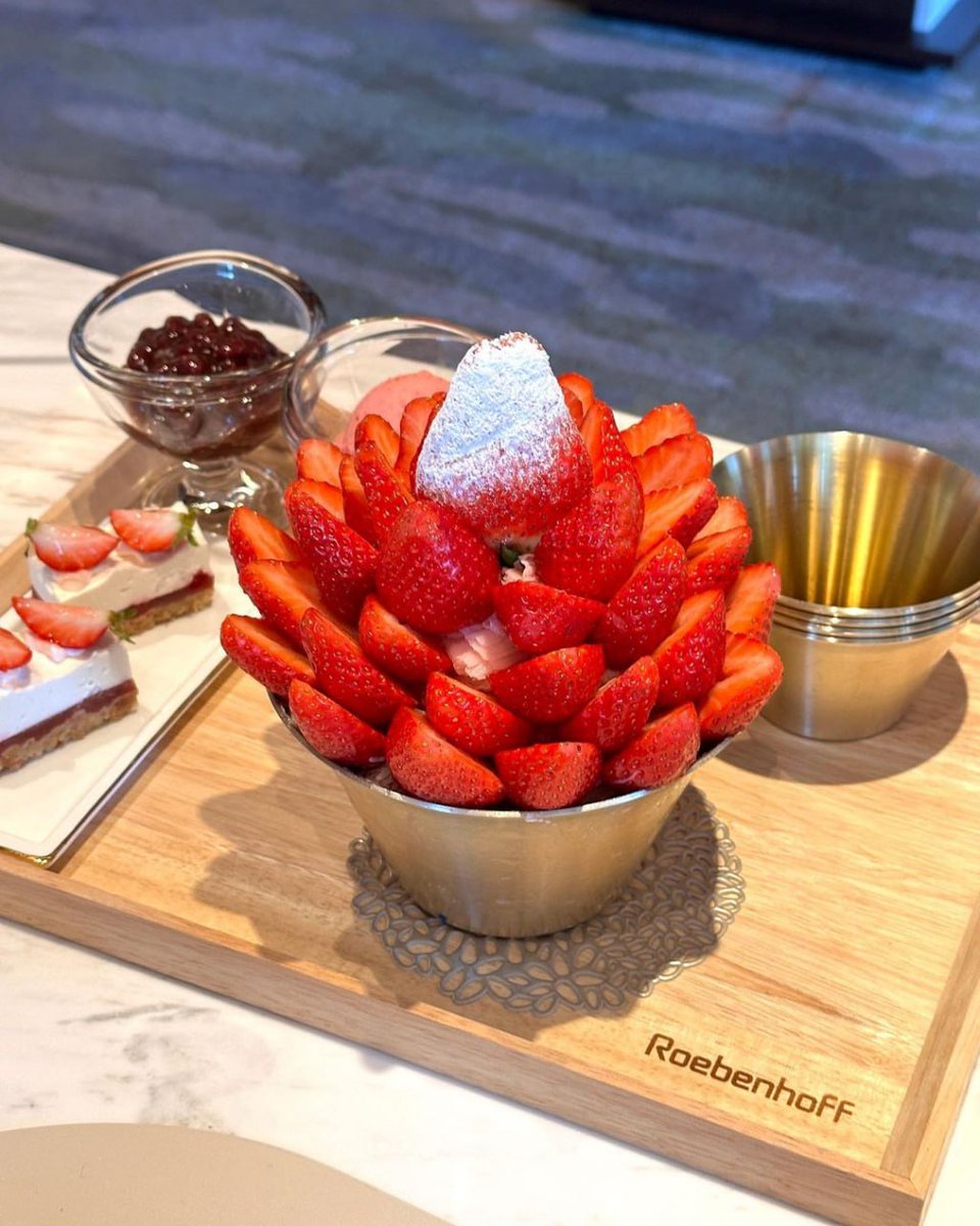 heyhat2011's tweet photo. Because the stomach and the heart are so close together.

When you're full.

The warm stomach will crowd the heart.

So the heart won't feel so cold🍓🍓🍓🍓🍓🍓 #food #strawberry #salad #favorite #delicious https://t.co/ra0jYO566F