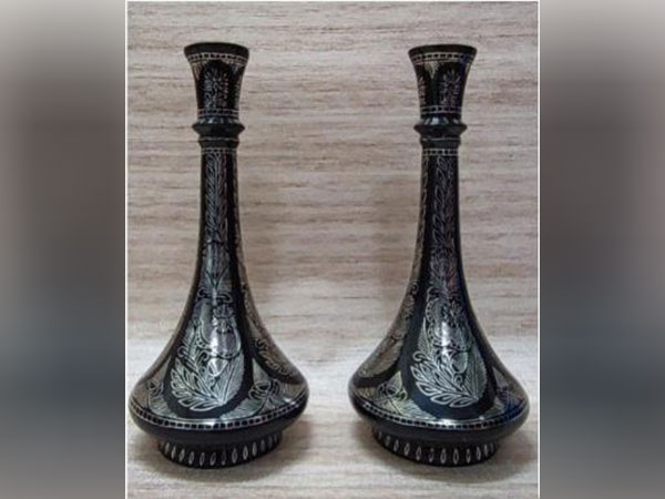 ani_digital's tweet photo. PM Modi gifts Bidri work pair of 'Surahi' to South African President Cyril Ramaphosa

Read @ANI Story | https://t.co/K3k6g4QKOG
#PMModi #Surahi #SouthAfrica #CyrilRamaphosa https://t.co/8D9EKOIXS1