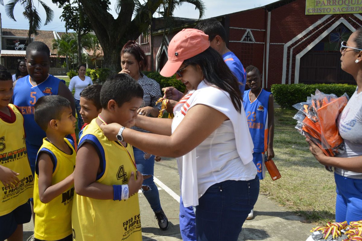 LinaRivera01's tweet photo. #Tbt 🔙Mi compromiso con #Jamundí no es de ahora, han sido más de 20 años al servicio de nuestra comunidad.💪🏻

Esperamos contar con tu apoyo para seguir construyendo un Camino Seguro para Jamundí.🙌🏻💙🧡

#LinaAlcaldesa #JamundíCaminoSeguro #DignidadyCompromiso #Jamundí https://t.co/KGAXa9eEJi