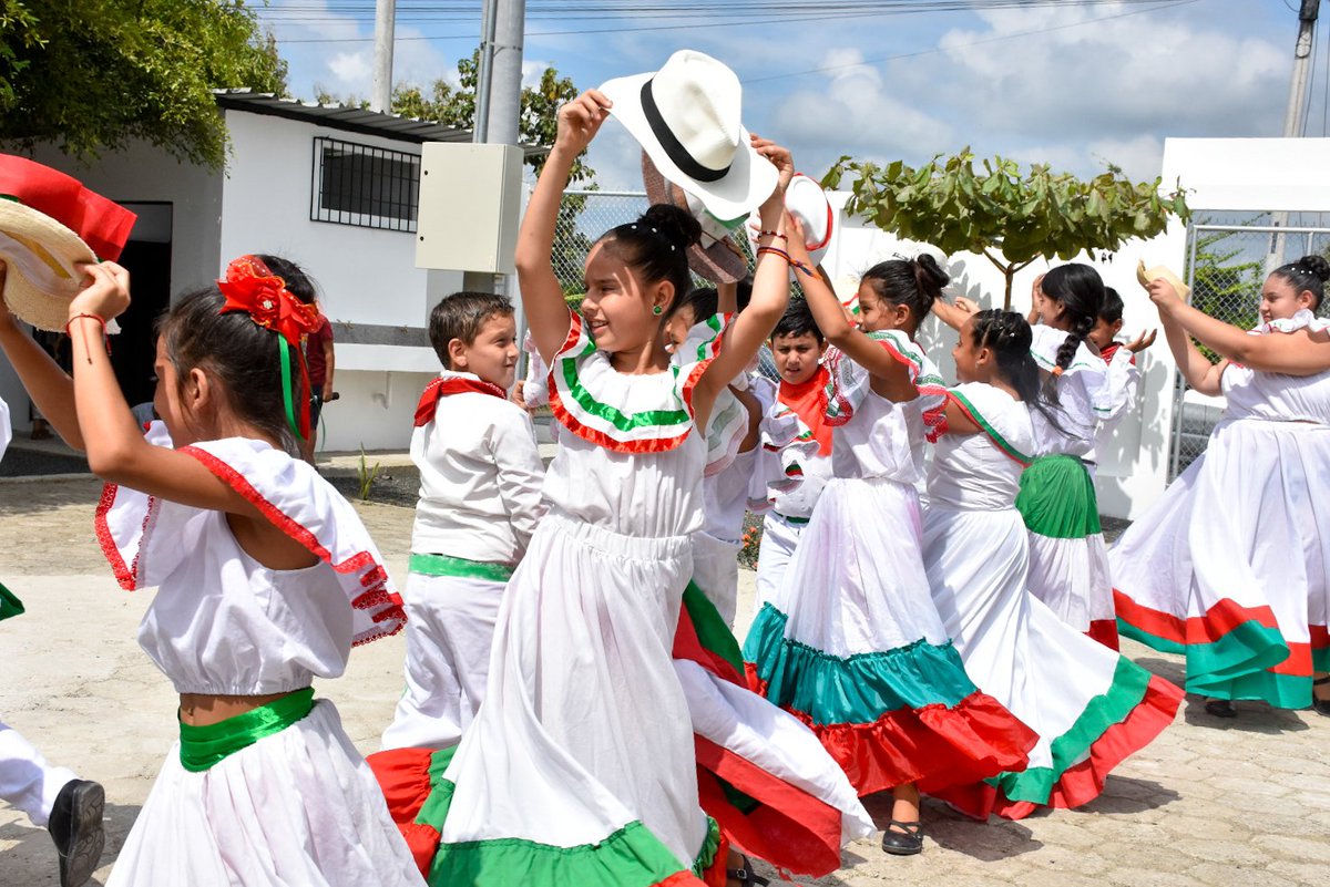 [SANTA ANA] Entregamos obras de mejoramiento de infraestructura en la Escuela Gregorio Marañón. Se vivió   momentos de emoción y diversión junto a docentes, padres de familia y los 60 estudiantes que allí se educan.

#NuestroTrabajoContinúa
#TransformaciónEducativaEc