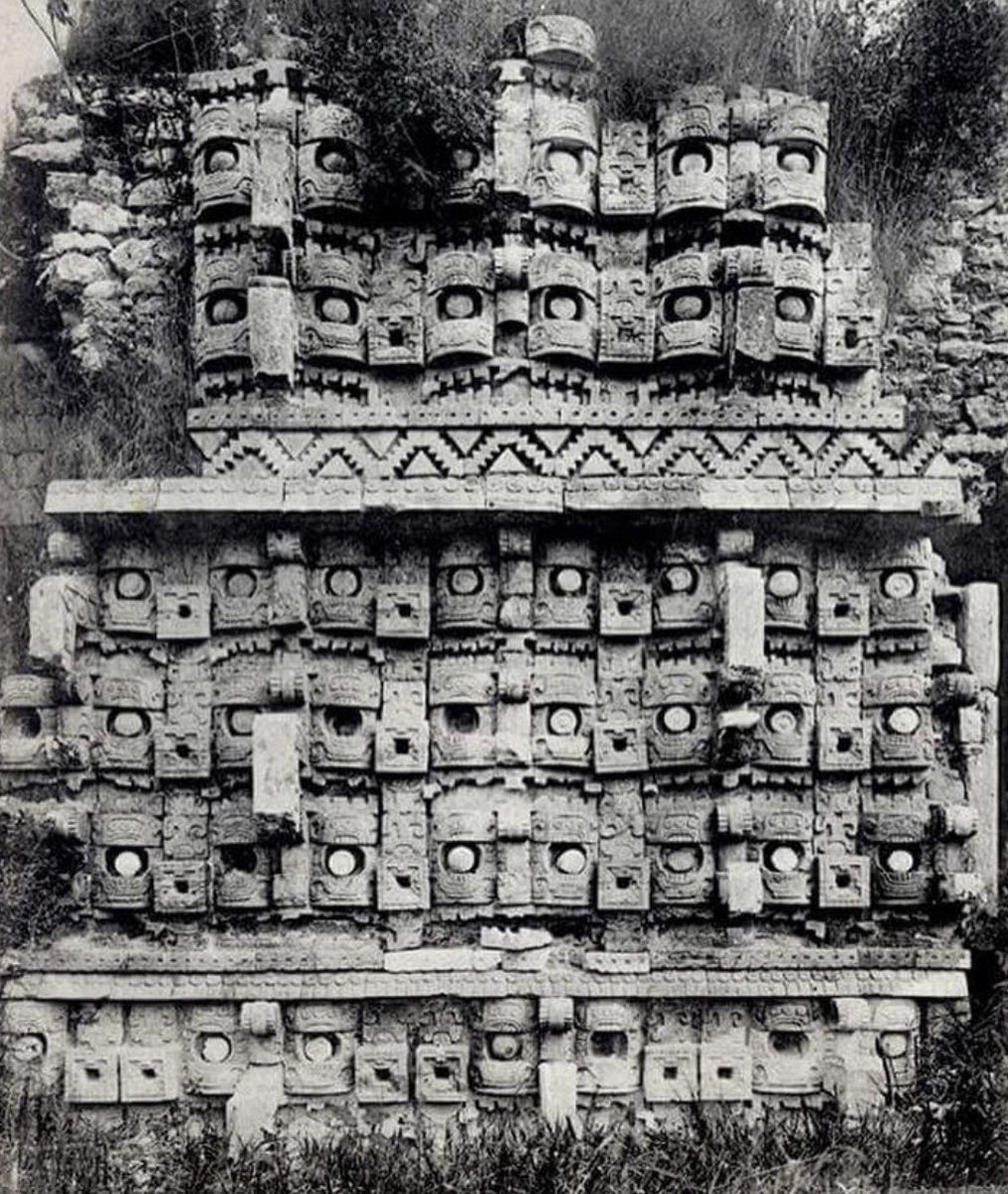 Cuauhtemoc_1521's tweet photo. El famoso Codz Poop o “alfombra enrollada” de la zona arqueológica de Kabah, ubicada en #Yucatán, a finales del siglo XIX. También se le conoce como el Palacio de los Mascarones. Noten la gran cantidad de rostros del dios Chaac asociado con la lluvia y la fertilidad entre los mayas de la península. Esta maravilla persiste hasta nuestros días! La has visitado?